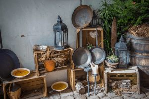 pans and other extras in kitchen